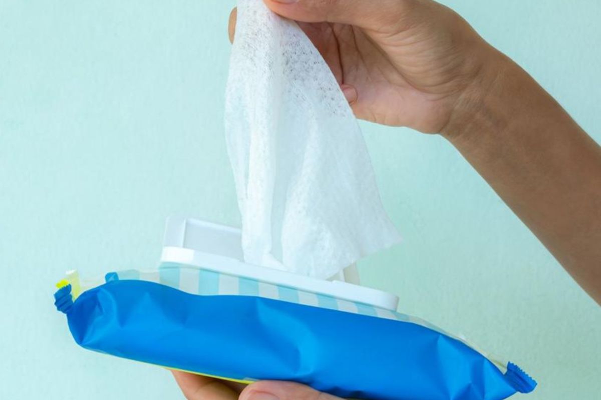 নতুন ব্র্যান্ড ব্যবহারের আগে হাত বা মুখের ছোট অংশে পরীক্ষা করুন। যদি জ্বালা বা অস্বস্তি হয়, ব্যবহার এড়িয়ে চলুন। টিস্যুটি ত্বকের স্বাভাবিক pH স্তর রক্ষা করছে কি না দেখুন।